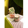 Bougie A Dopo Coconut & Amber Paddywax avec motif singe et décor jungle en céramique.