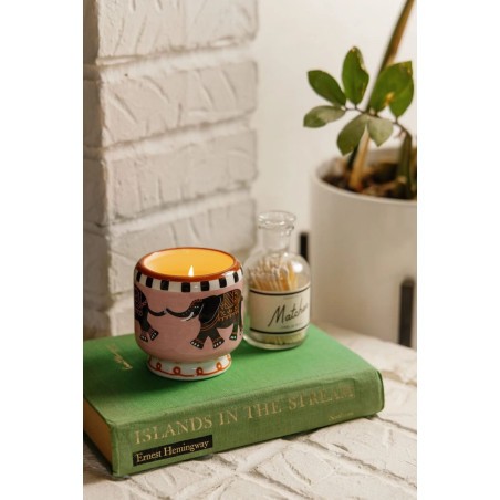 Bougie A Dopo Tobacco & Vanilla Paddywax avec motif éléphant sur pot en céramique peint. Paddywax