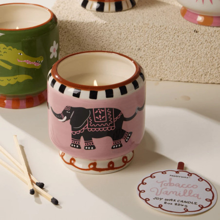 Bougie A Dopo Tobacco & Vanilla Paddywax avec motif éléphant sur pot en céramique peint. Paddywax