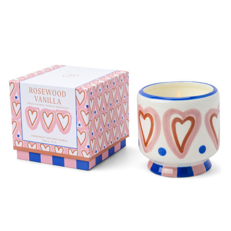 Bougie parfumée A Dopo Rosewood Vanilla Paddywax avec motif cœurs en céramique.