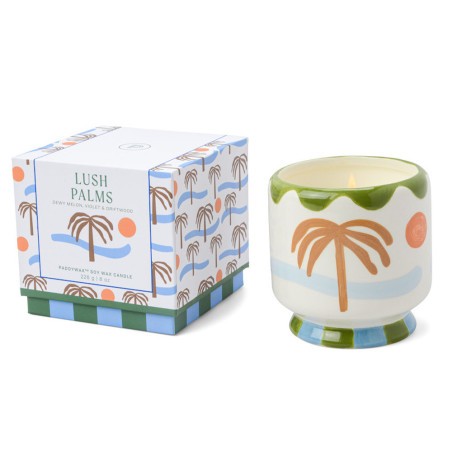 Bougie A Dopo Lush Palms Paddywax décorée de palmiers et présentée dans un pot en céramique