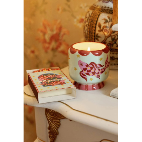 Bougie A Dopo Ocean Tide Paddywax avec motif poissons koi, étoiles et décor marin. Paddywax