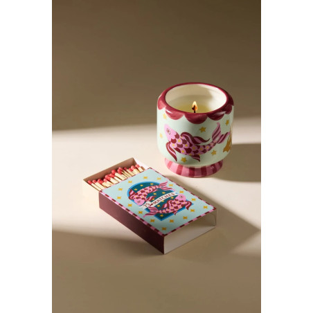 Bougie A Dopo Ocean Tide Paddywax avec motif poissons koi, étoiles et décor marin. Paddywax